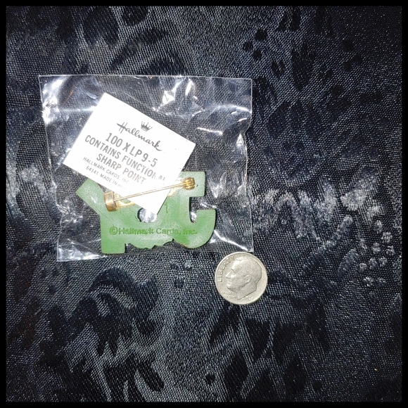 Vintage "Joy" with Wreath Hallmark Christmas Pin, 1970s - Picture 2 of 2